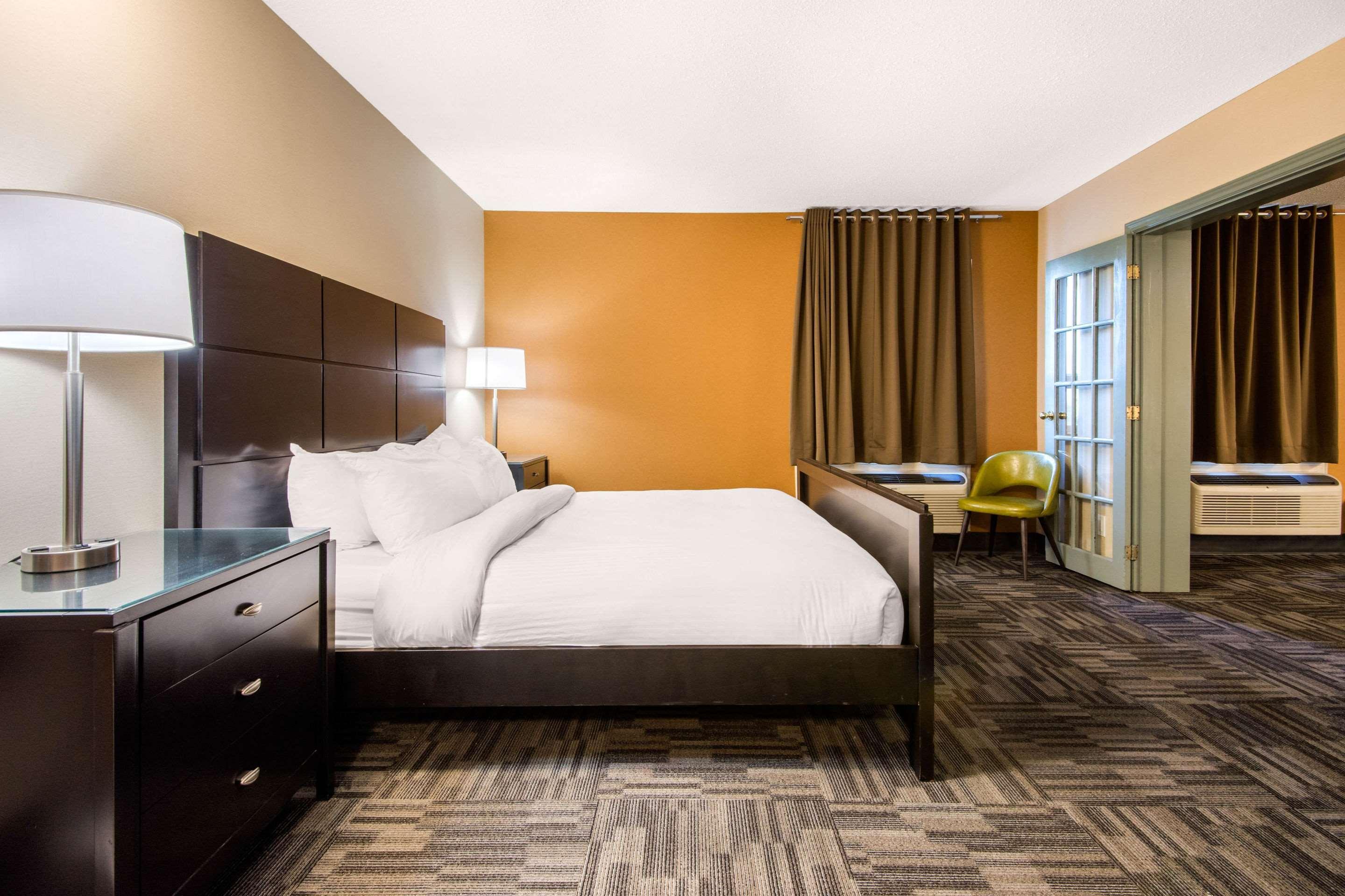 Quality Inn & Conference Centre Orillia Extérieur photo