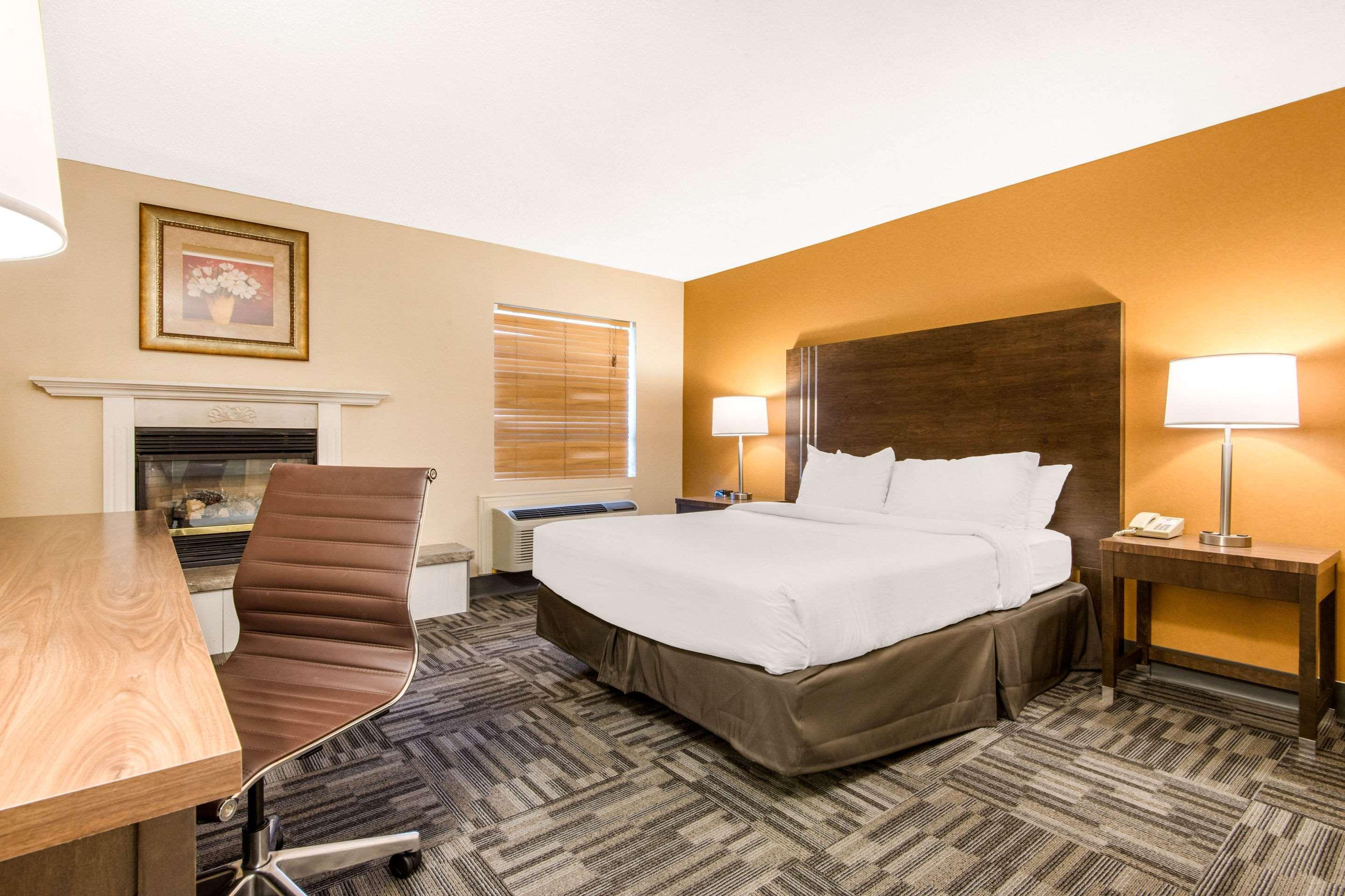 Quality Inn & Conference Centre Orillia Extérieur photo