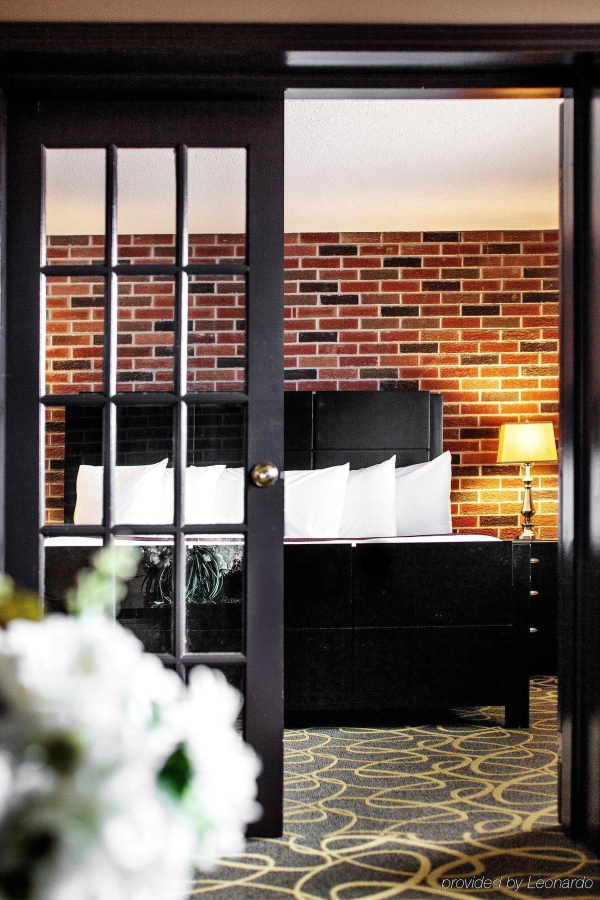 Quality Inn & Conference Centre Orillia Extérieur photo